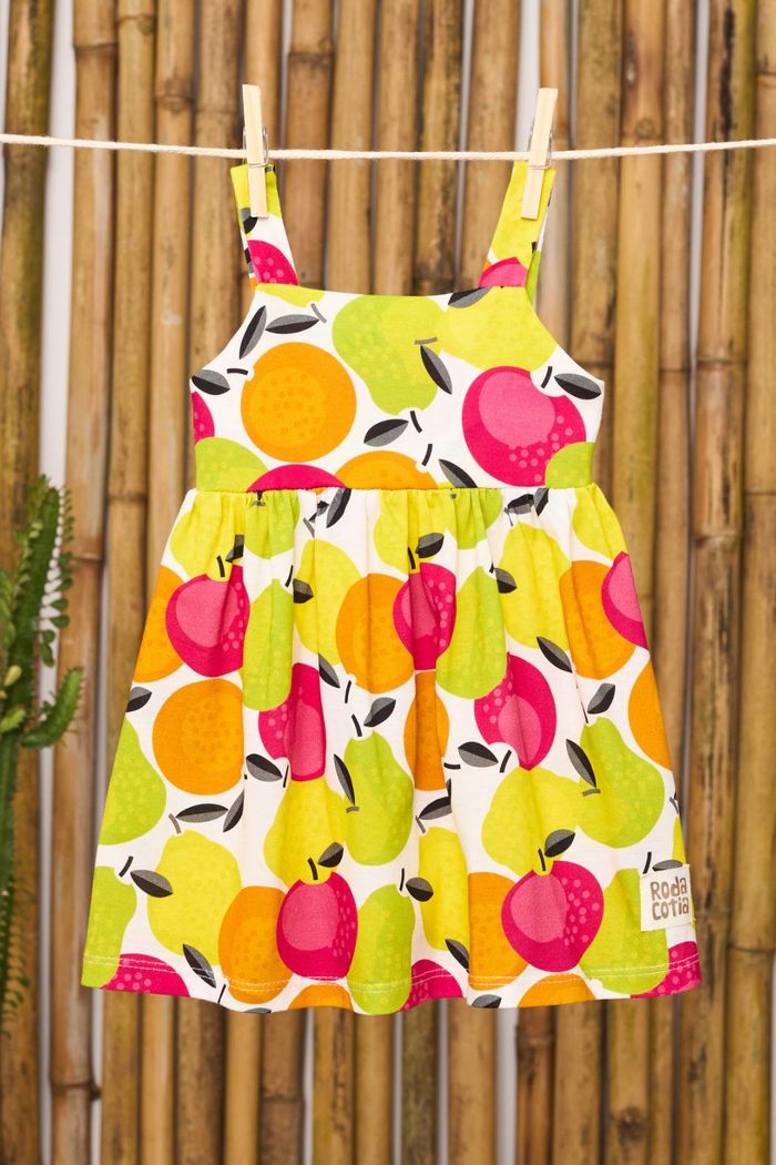 Vestido estampa de frutinhas com detalhe de amarração nas costas