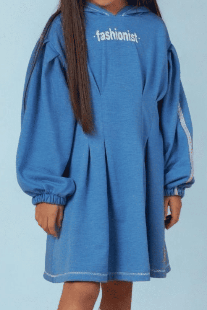 Vestido de moletom azul com capuz