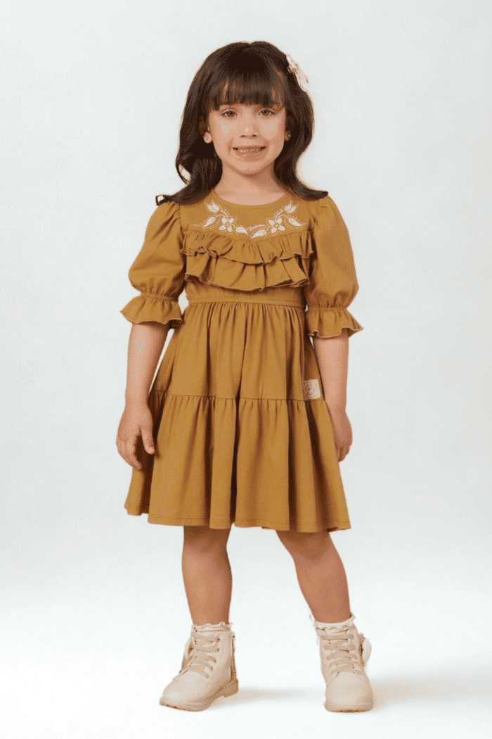 Vestido três marias com babados no decote