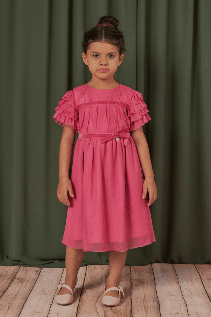 Vestido de tule com mangas de babados