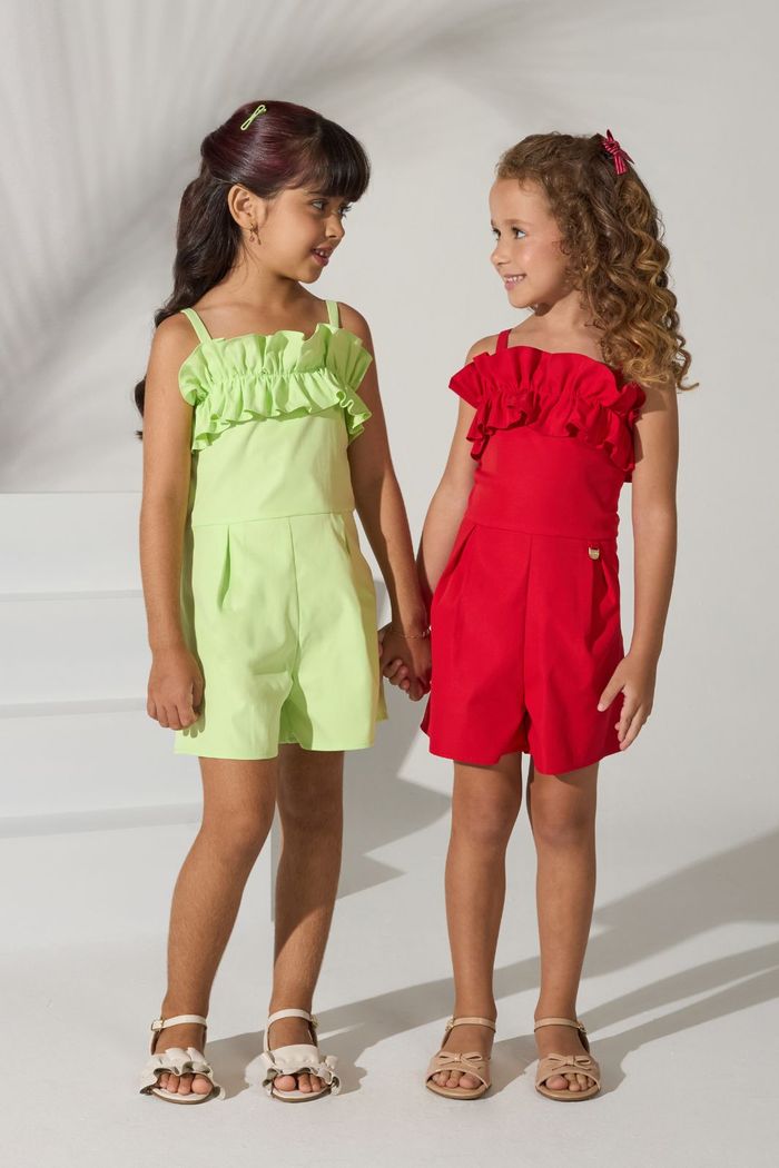 Macaquinho de alfaiataria com babado no decote