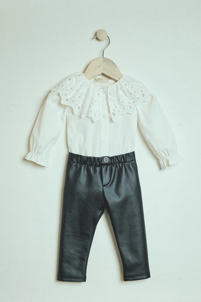 Body de tricoline com gola de renda