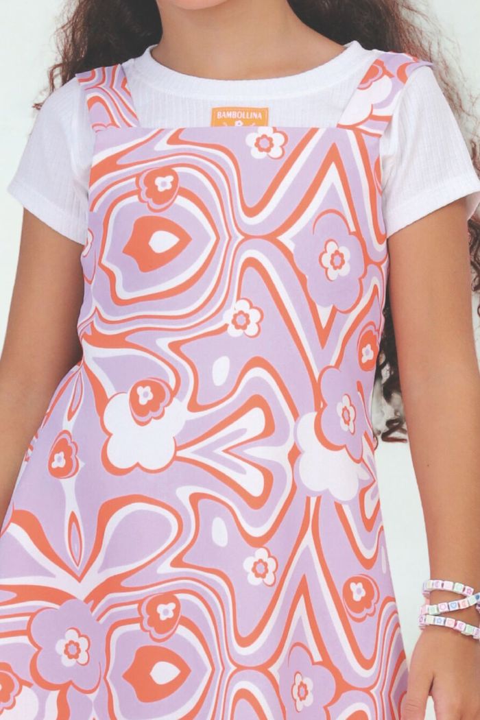 Conjunto t-shirt básica e vestido com estampa psicodélica