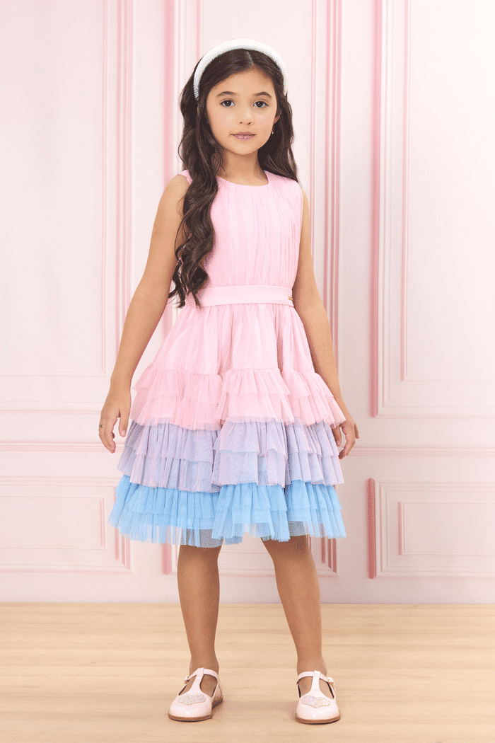 Vestido de tule com sobreposição de babados