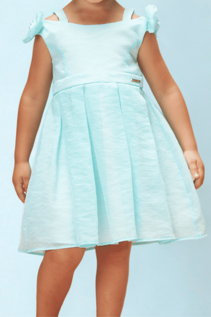 Vestido de organza com alça e laço