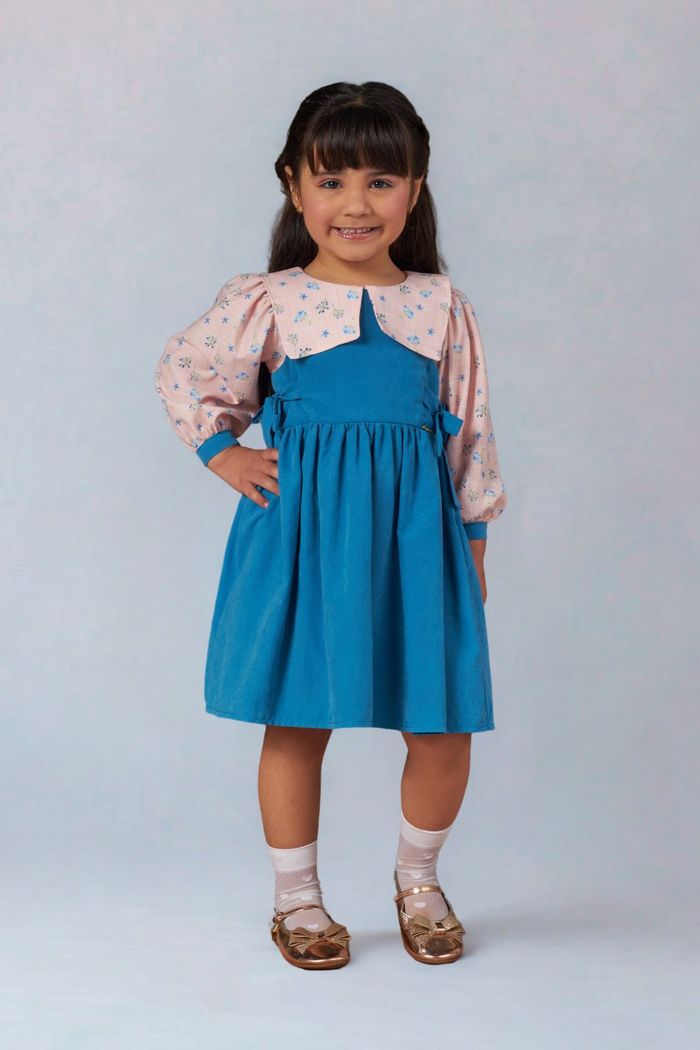 Vestido com mangas e gola estampadas