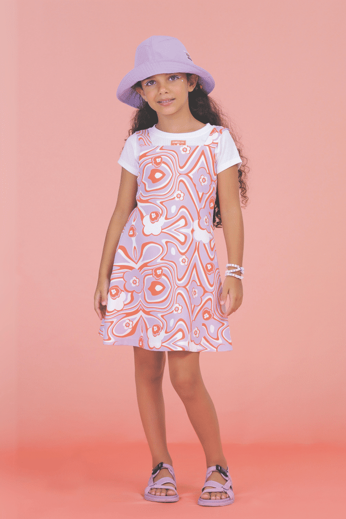 Conjunto t-shirt básica e vestido com estampa psicodélica