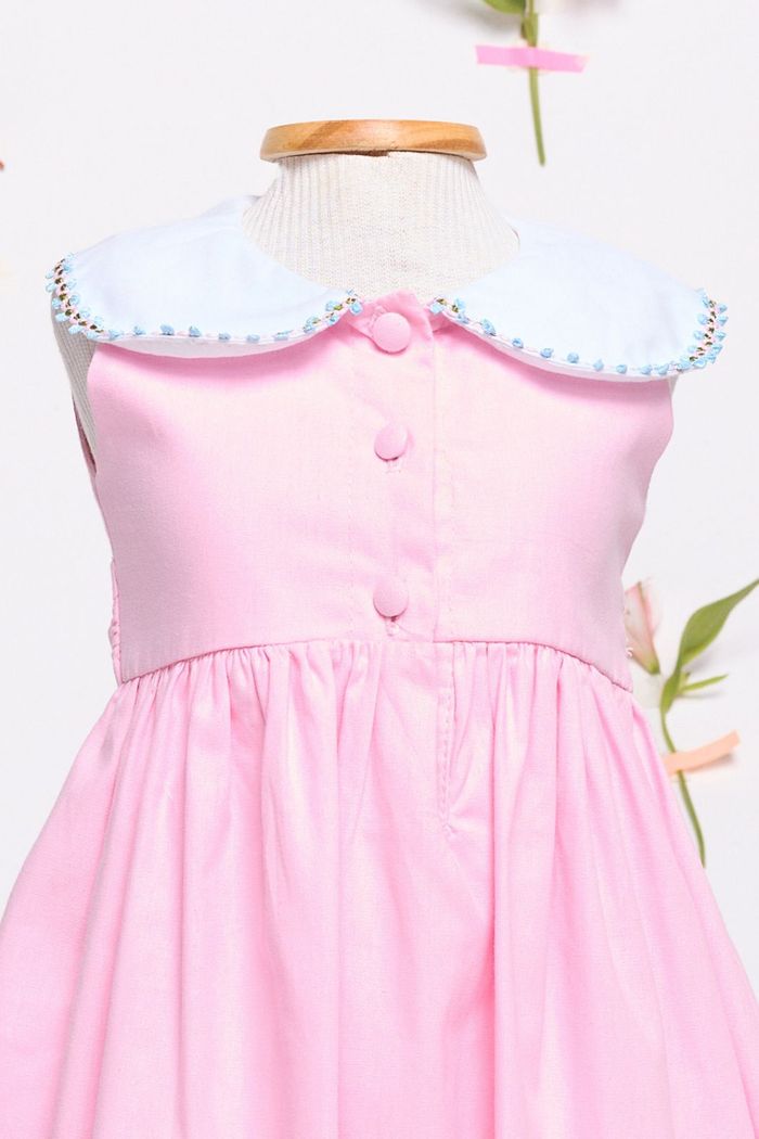 Vestido de tricoline com detalhe na gola