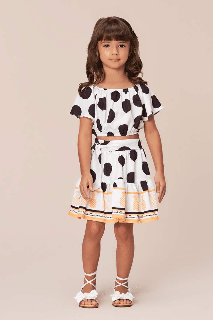 Conjunto blusa e saia com estampa poá