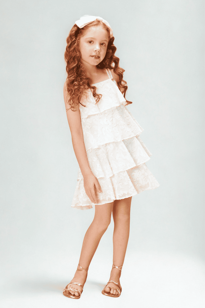 Vestido evasê branco com babados