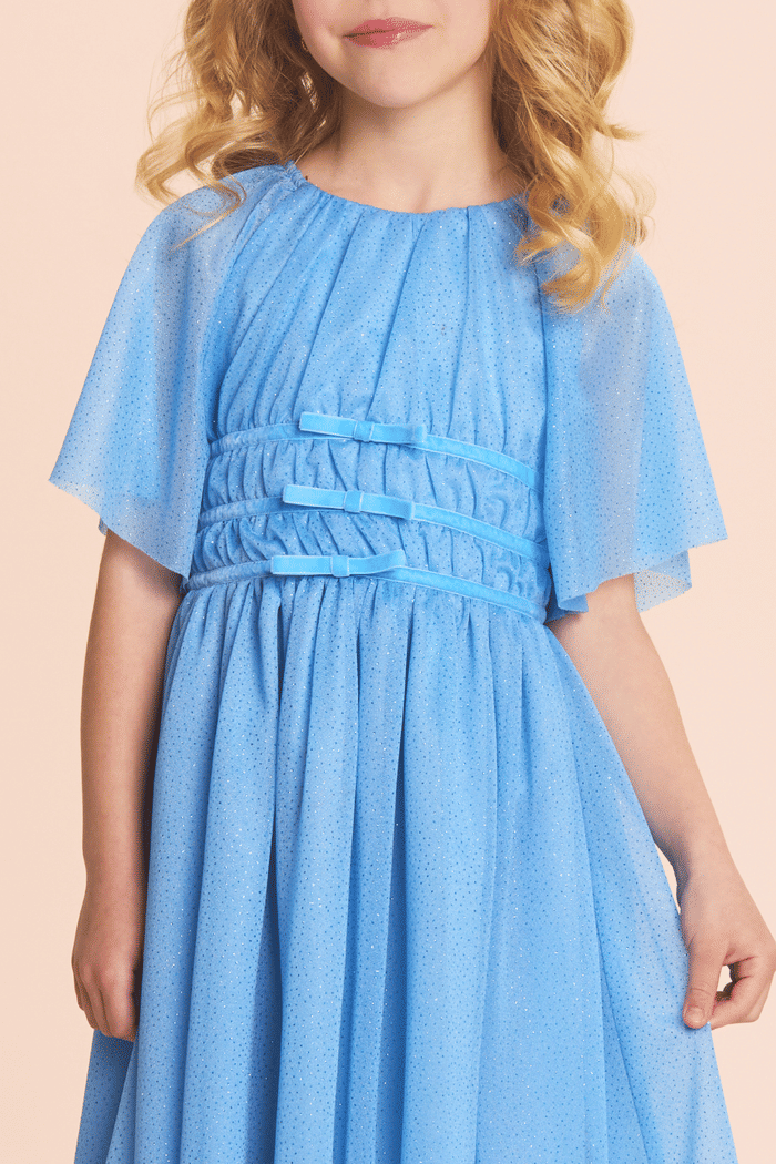 Vestido de tule azul com brilho