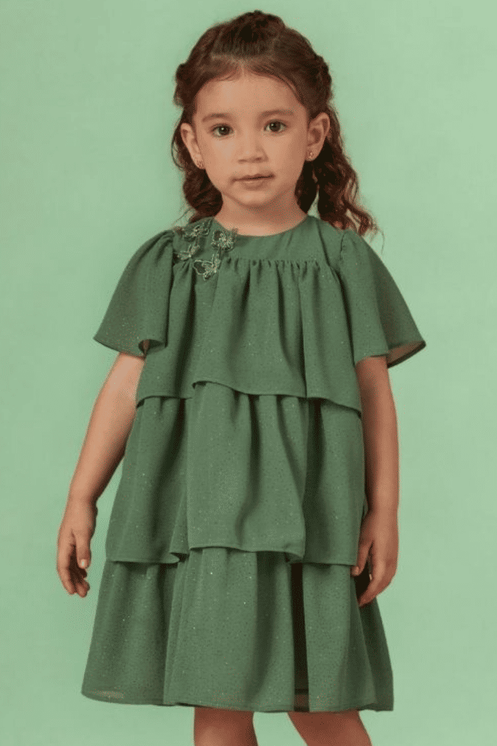 Vestido de babados com aplique de borboletas