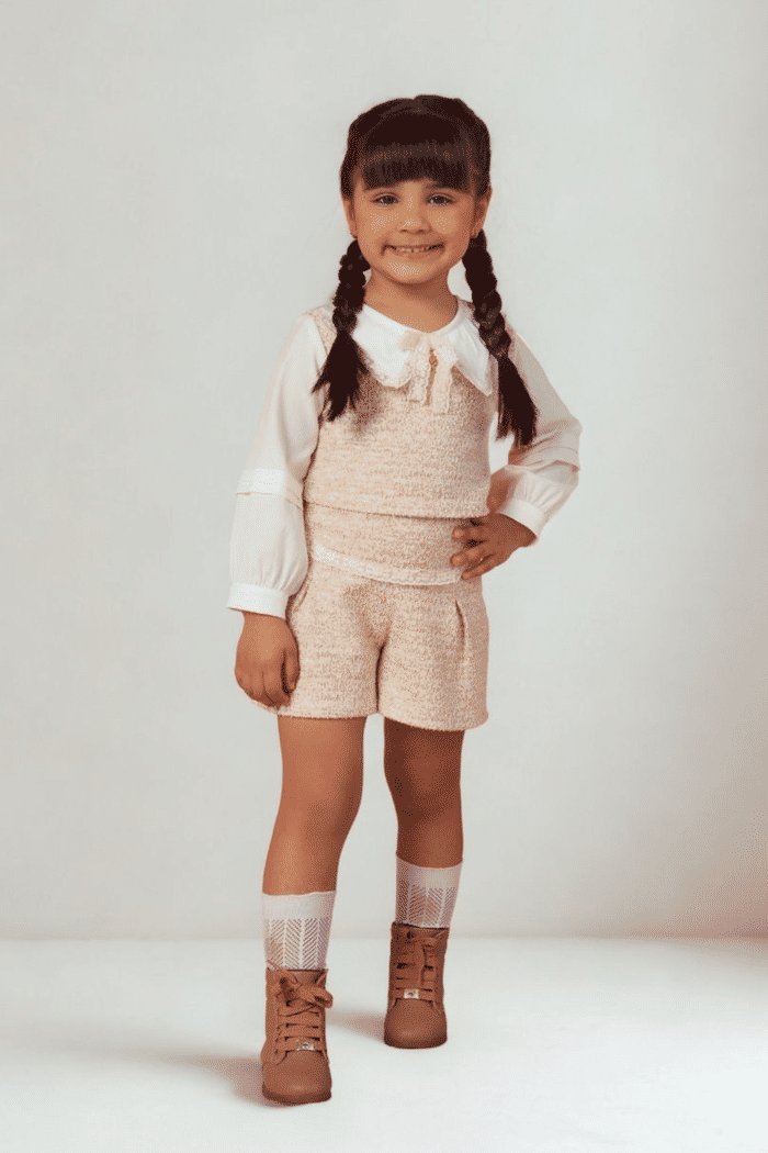 Conjunto blusa com mangas e gola de tricoline e short tweed