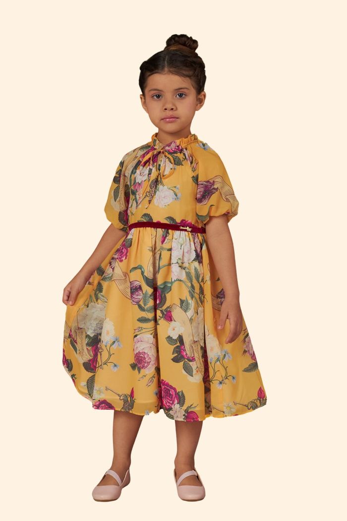 Vestido amarelo com estampa de flores