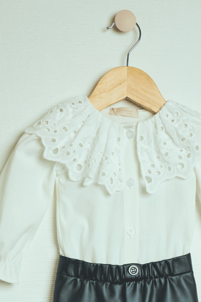 Body de tricoline com gola de renda