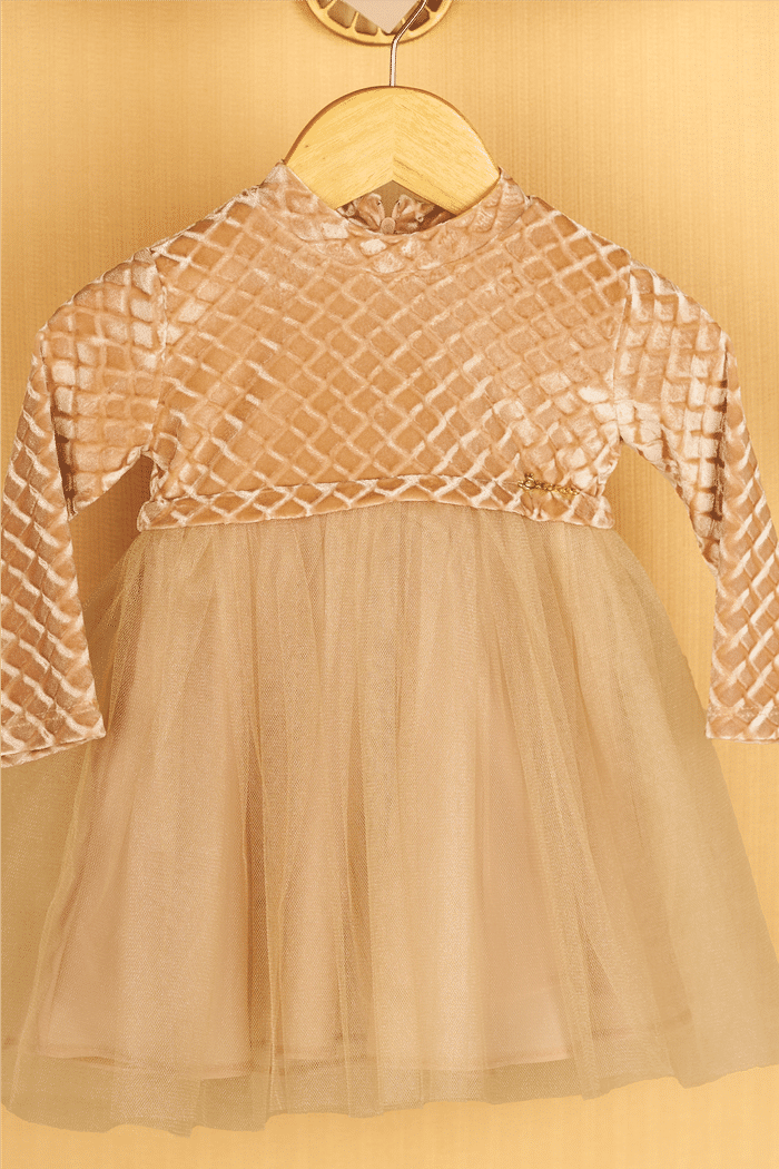 Vestido de veludo com saia de tule