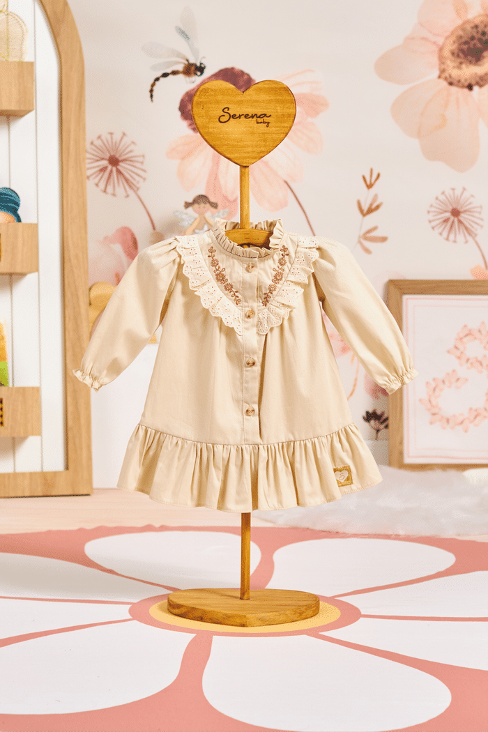 Vestido de tricoline bege com bordado