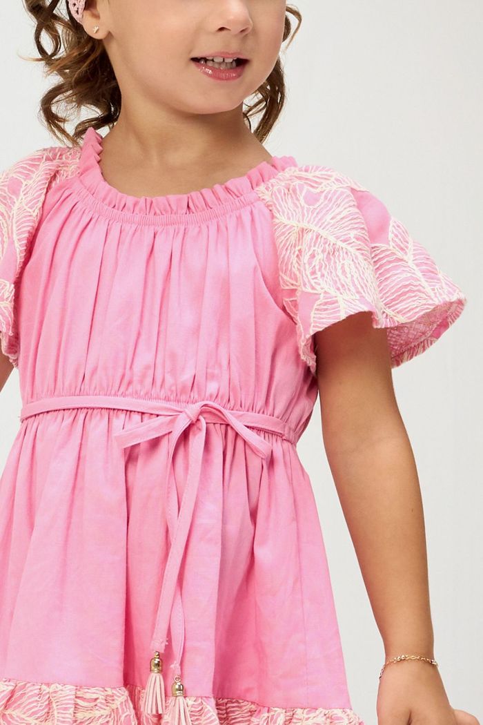 Vestido com babados e manga de cotton bordado