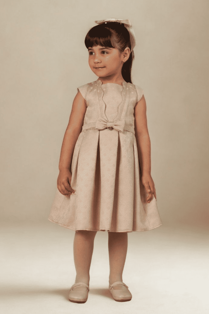 Vestido com faixa na cintura e saia com pregas