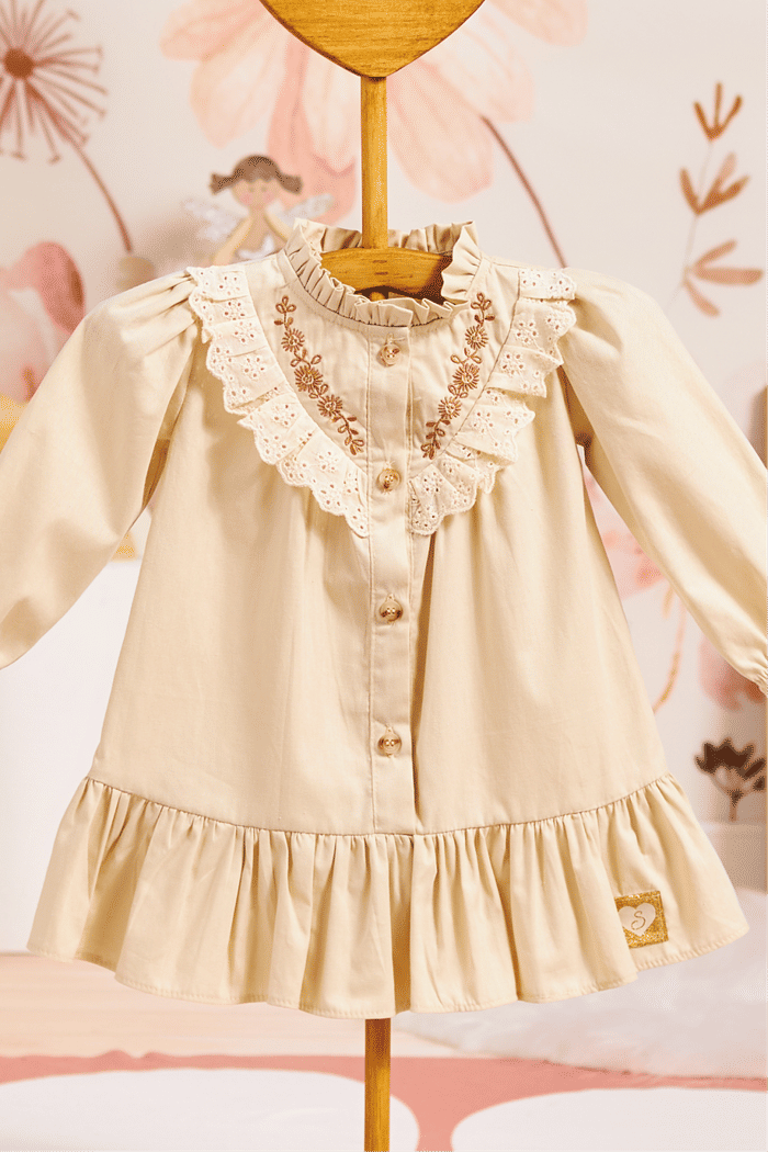 Vestido de tricoline bege com bordado