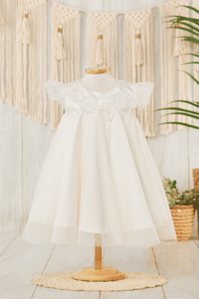 Vestido com aplicação de flores