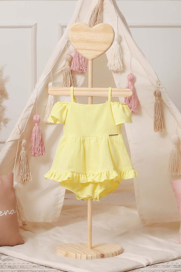 Macaquinho com alças e babados