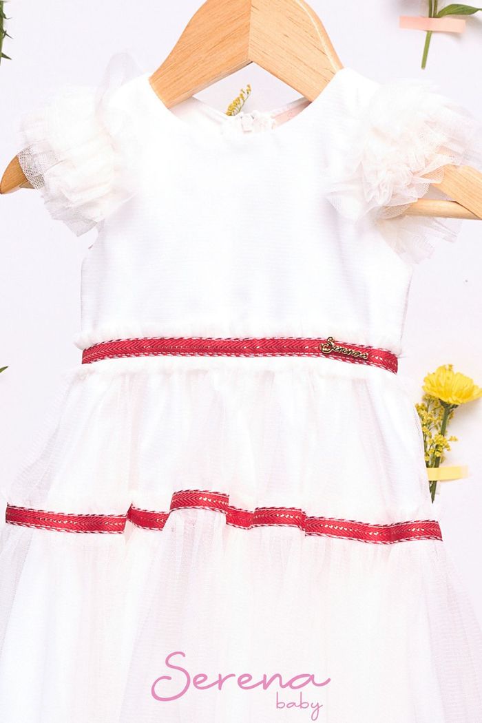 Vestido de tule com fitas e babados