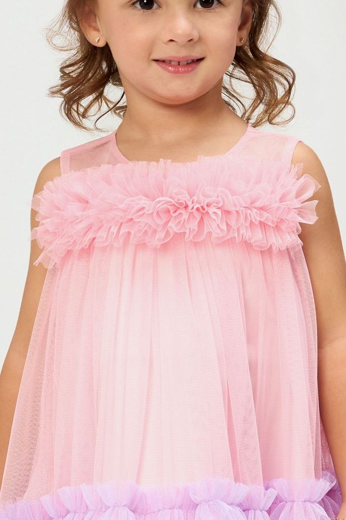 Vestido de tule com com camadas sobrepostas e babados