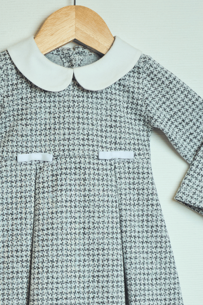 Vestido de malha geométrica com pregas