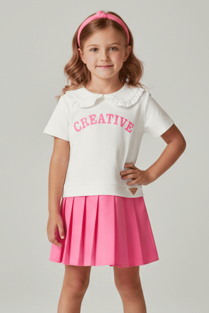 Vestido manga curta com saia de pregas