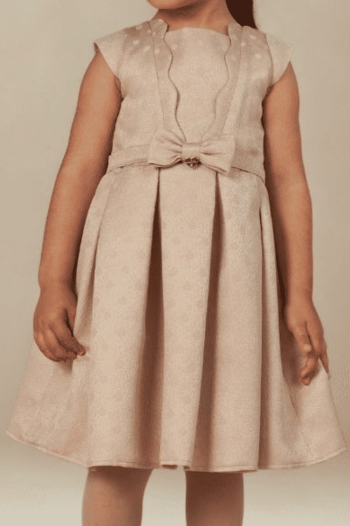 Vestido com faixa na cintura e saia com pregas