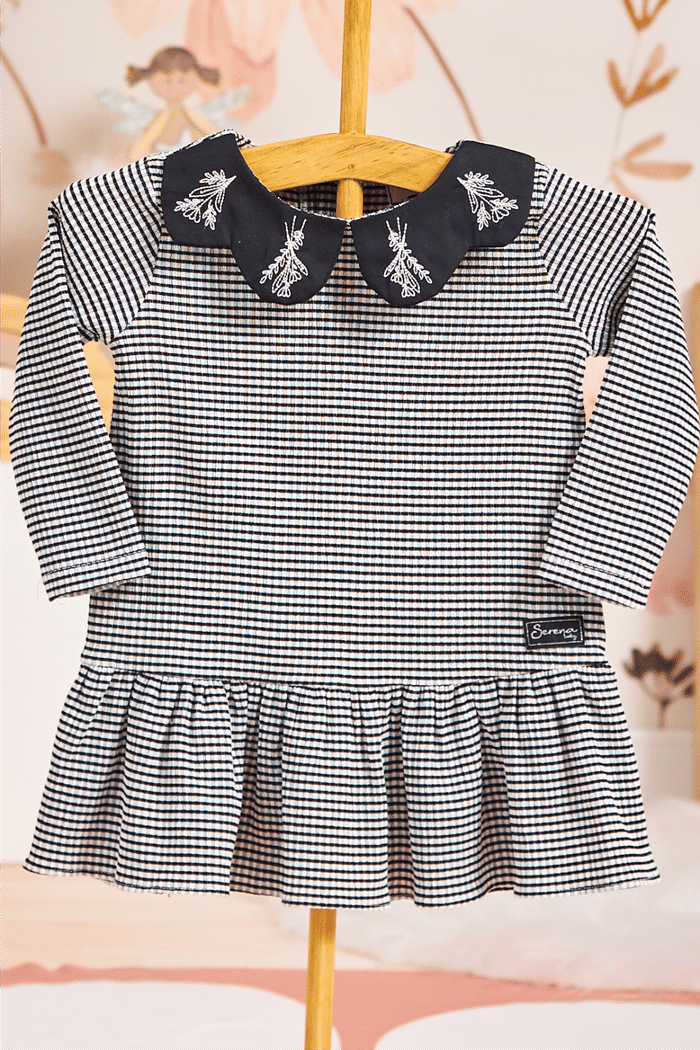 Vestido com gola bordada