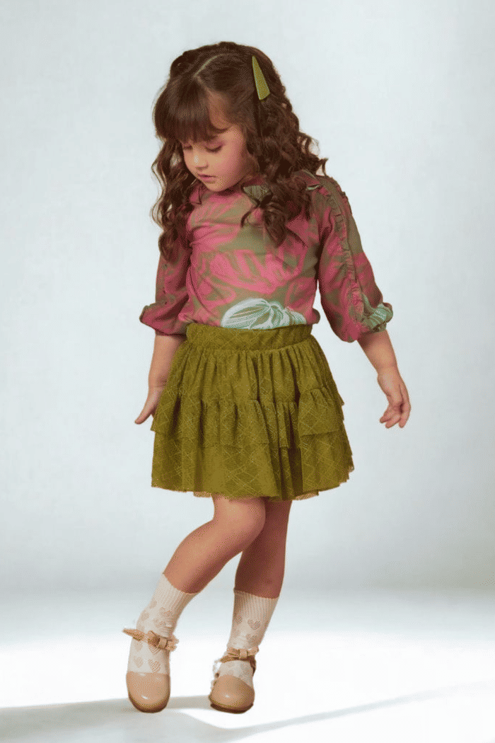 Conjunto blusa estampada com saia de tule