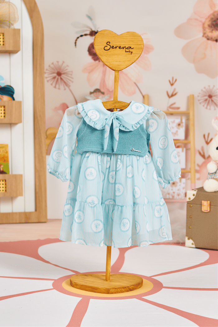 Conjunto vestido estampado com colete de tricô