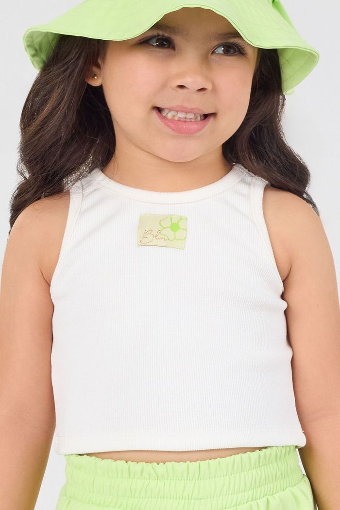 Conjunto com regata canelada e short de alfaiataria com detalhe de laços nas laterais