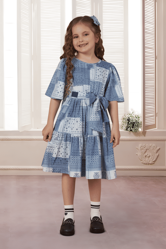 Vestido estampado fluido com amarração