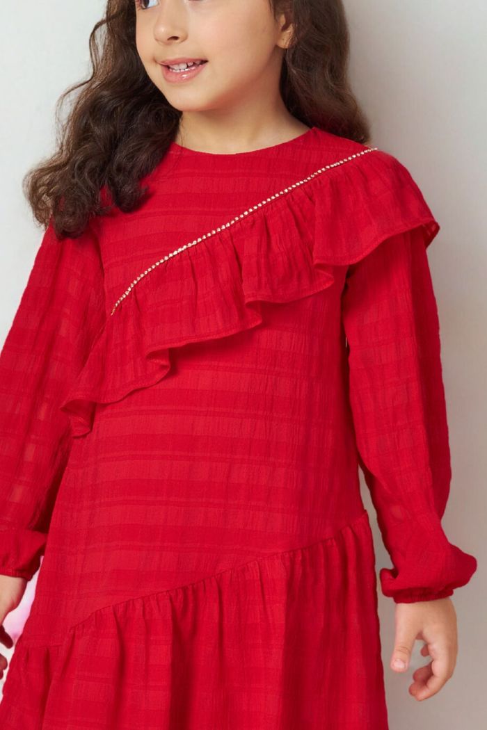 Vestido de babados com detalhe de corrente de strass