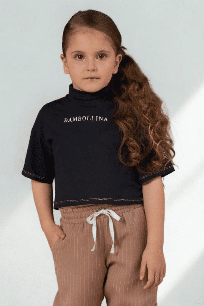 T-shirt gola alta com bordado frontal