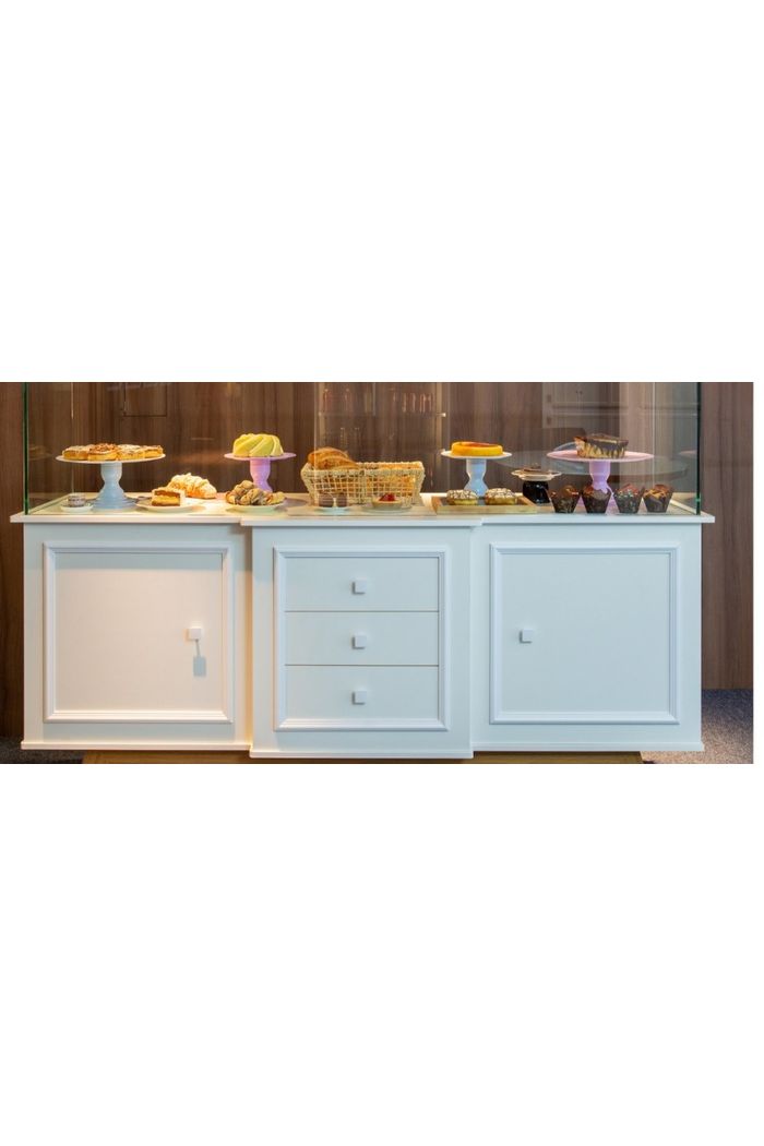 VITRINE EXPOSITORA PATISSERIE 1940 X 560 X 1270 (H) VEP (BRANCO) PE LUIS XV - VISOR 1880 X 400 X 400 (H)