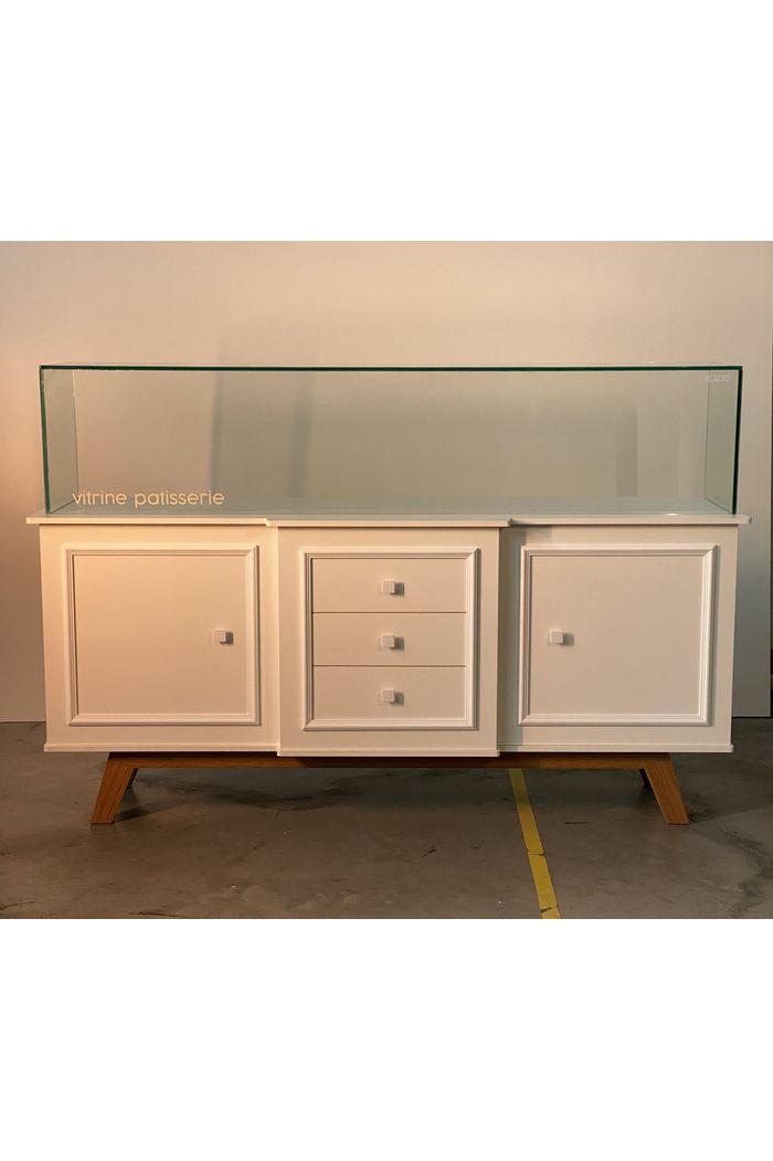 VITRINE EXPOSITORA PATISSERIE 1940 X 560 X 1270 (H) VEP (BRANCO) PE LUIS XV - VISOR 1880 X 400 X 400 (H)