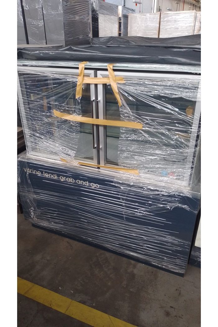 VITRINE REFRIGERADA RETA FEIN FENDI 1,30  C/ PORTA FRONTAL GIRATORIA E PORTA  TRASEIRA DE CORRER-  VRRFF-PTFRG-PTTRC-A (LED)  PERFIL FENDI V.L.RESIS. H1,30
