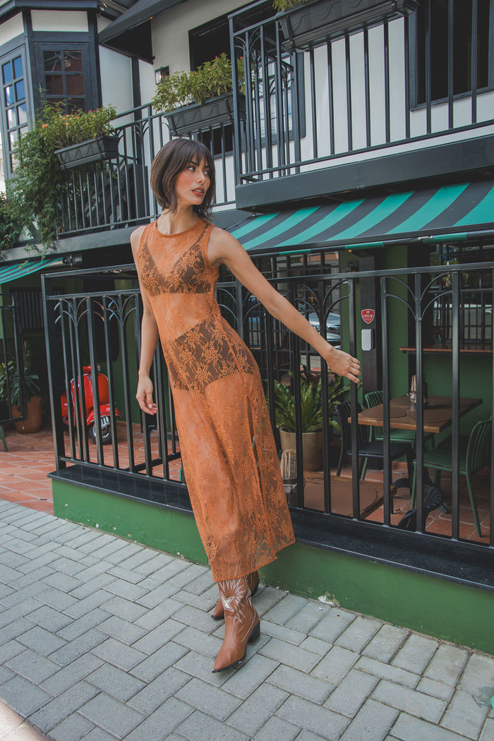 VESTIDO MIDI DE RENDA FERRUGEM COM RACHA