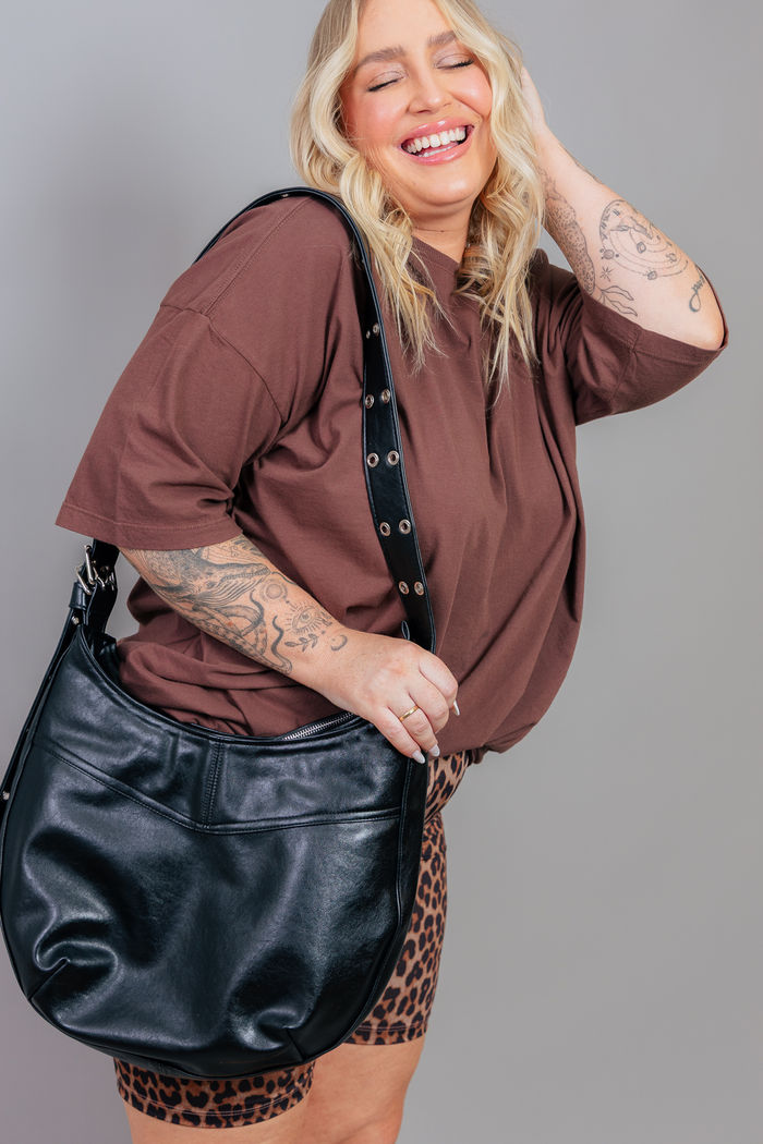 BOLSA SINTÉTICA COM ALÇA DE ILHÓS PRETA