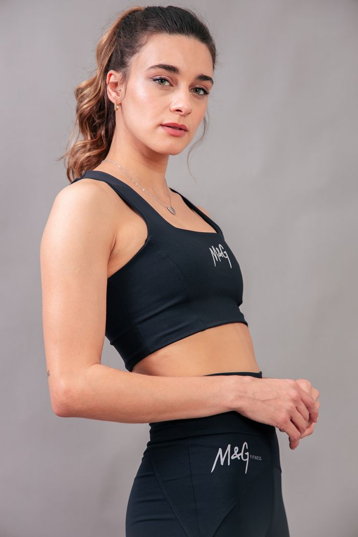 TOP PRETO COM RECORTES E ESTAMPA