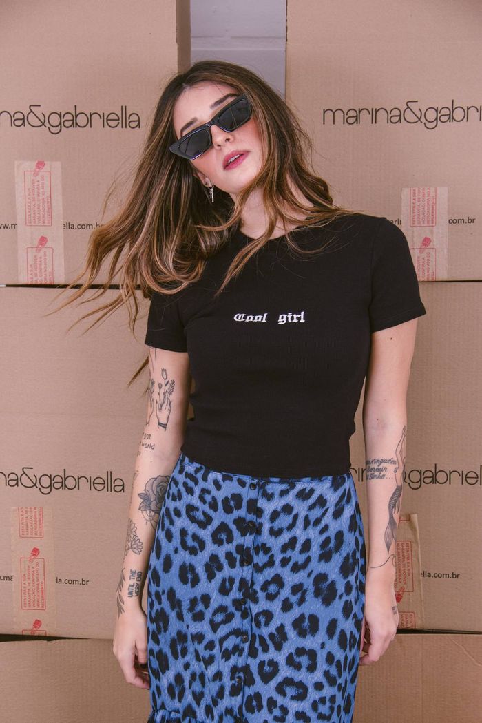 BLUSA CANELADA PRETA COM BORDADO COOL GIRL