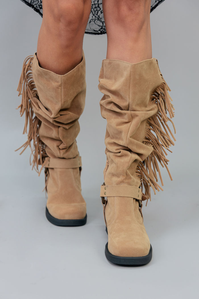 BOTA EM CAMURÇA MARROM COM FRANJAS