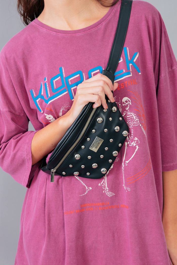 POCHETE PRETA COM TACHAS