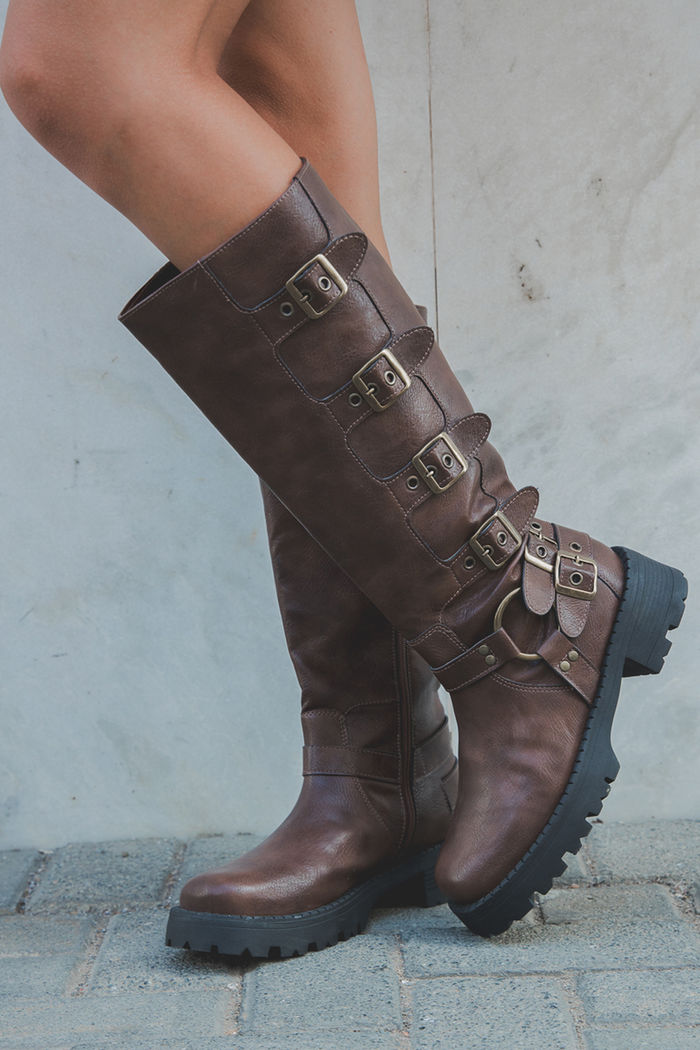 BOTA BIKER CANO LONGO MARROM COM FIVELAS