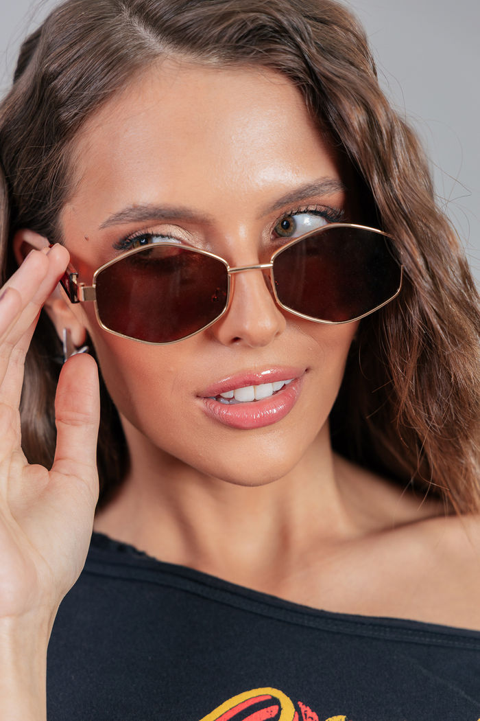 ÓCULOS DOURADO E TARTARUGA HEXAGONAL