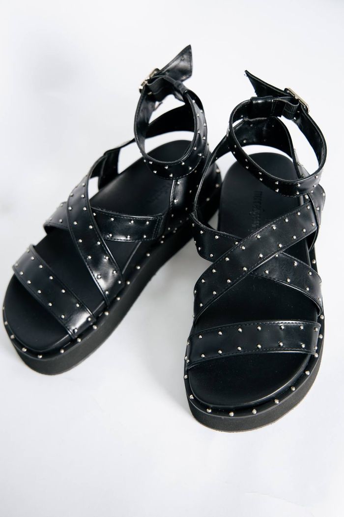 SANDÁLIA FLAT PRETA COM TACHAS